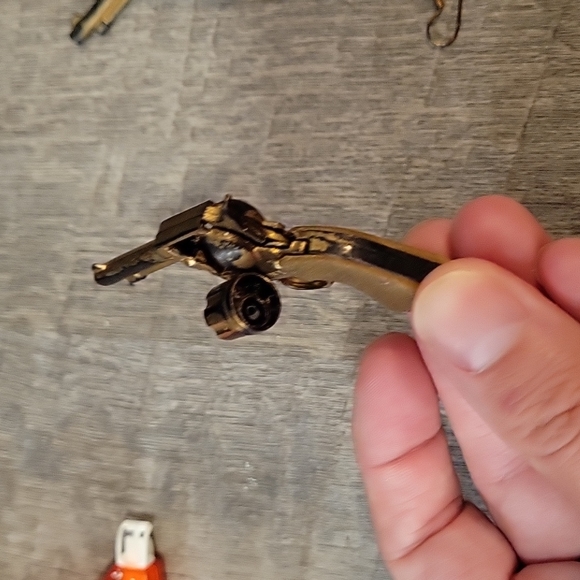 Handgun earrings - Picture 2 of 3